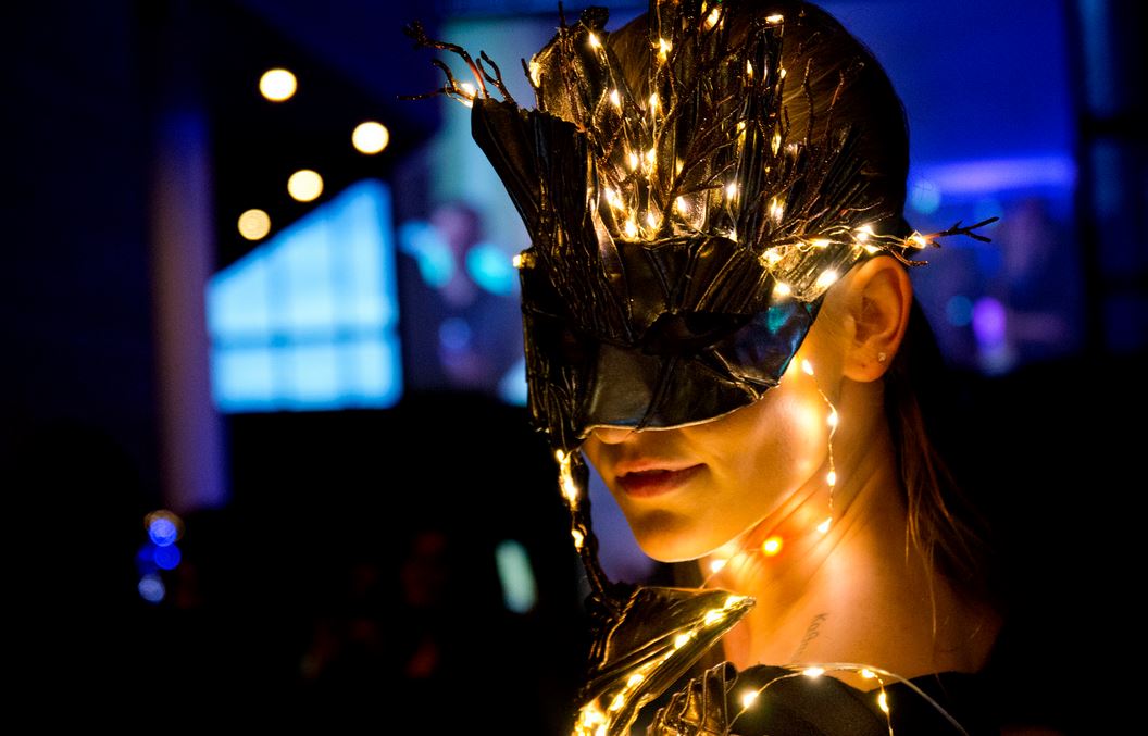 led-mask-model-catwalk-future-lighting